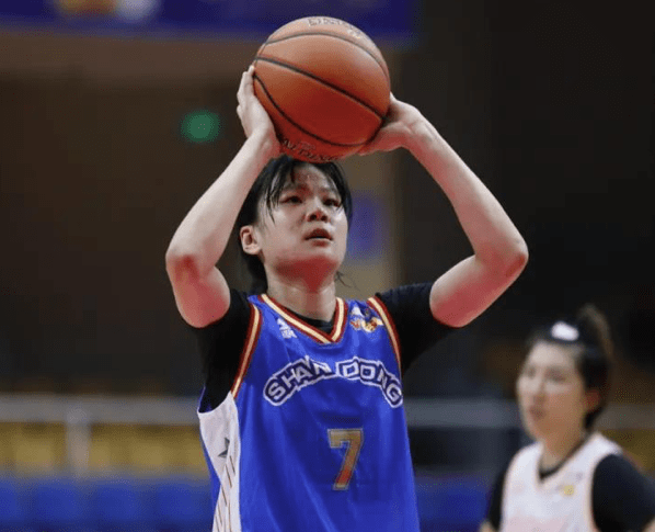 曹君伟三分命中,刘淑青上篮得手,杨晓婕抢断反击一条龙,吴启鸣突破