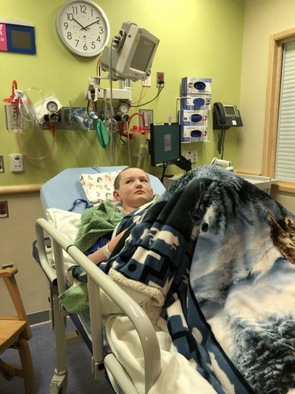 美国男孩患罕见疾病皮肤坚硬如石头致器官衰竭