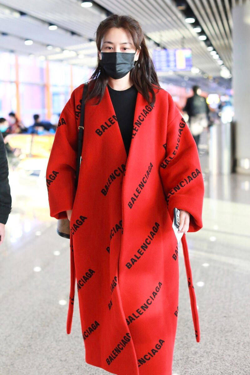 又被马苏美到了穿红色大衣保暖舒适配牛仔裤随性舒适真有魅力