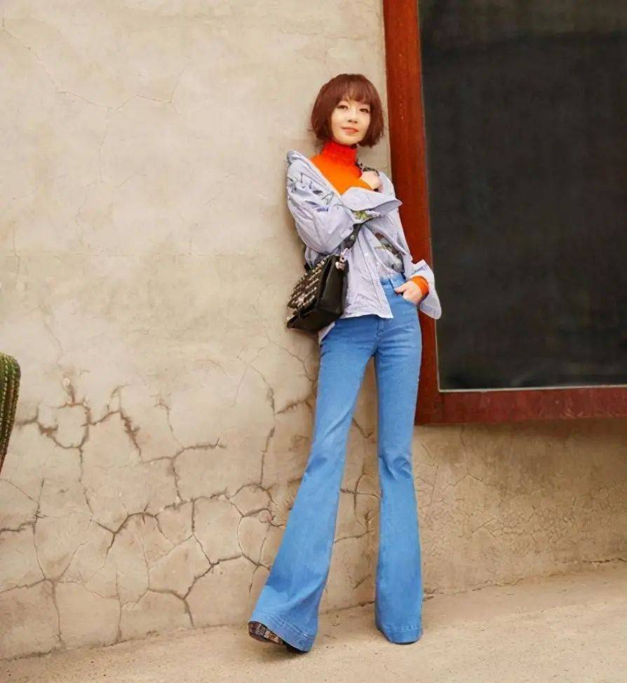 原创50岁鲁豫成小个子穿搭模板毛领棉服搭牛仔裤这骨感美恰到好处