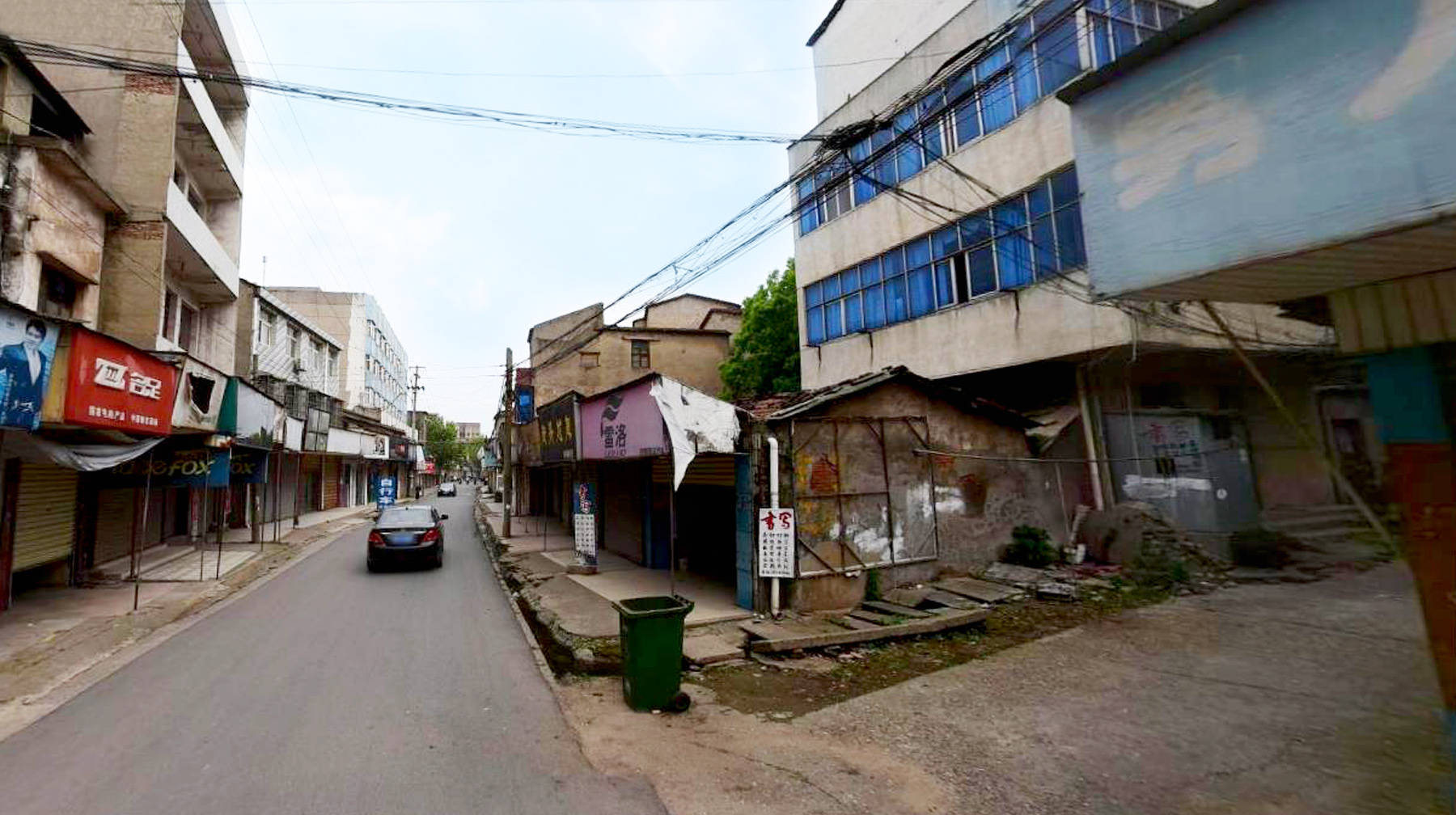 原创武汉远城区有条老正街建在长江边充满乡镇风的体育用品专营地