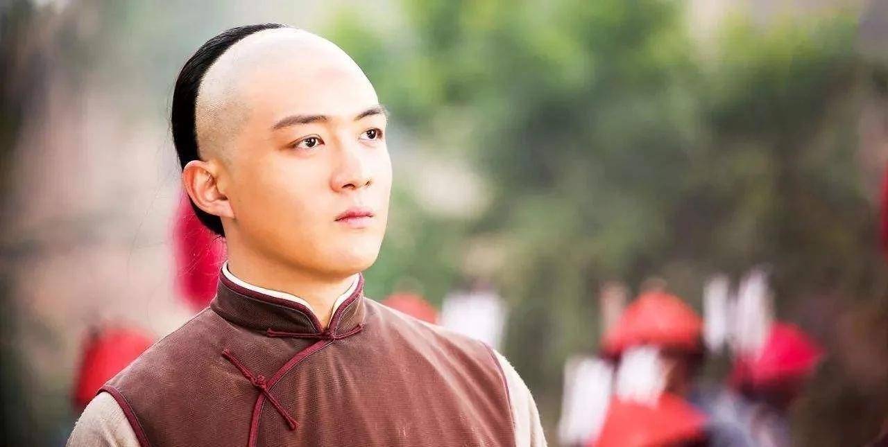 周莹性格中的强势和执着从中可见一斑,吴怀先是她