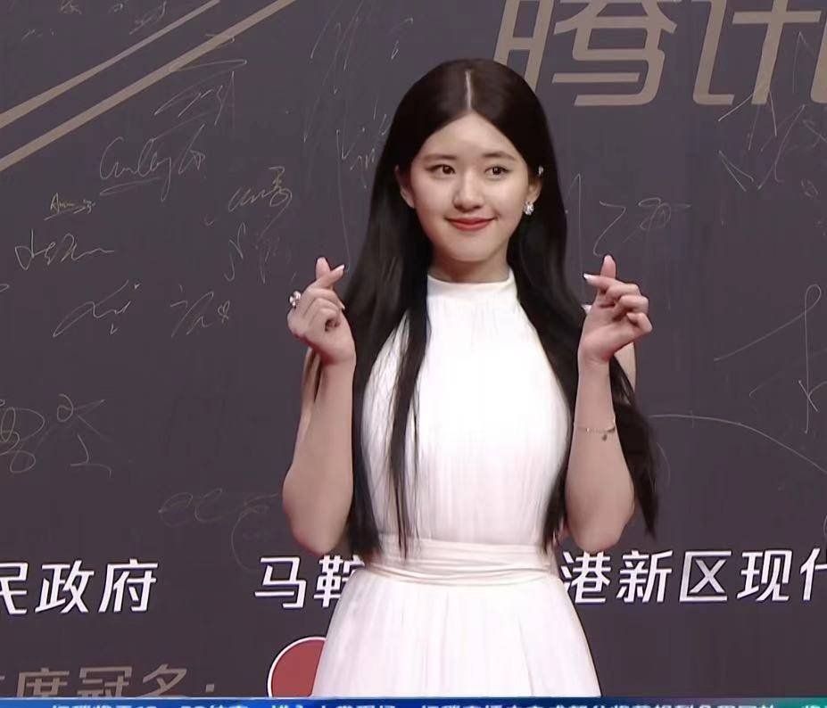 原创星光大赏红毯杨幂没签字迪丽热巴最美陈飞宇回望罗云熙