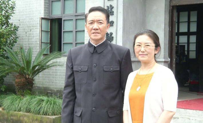 所以他多数时候都是在跑龙套,走南闯北到处拍戏,李幼斌和张瑞琪虽然