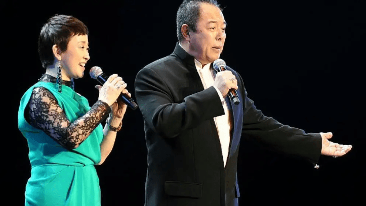 张铁林与张国立夫妇聚会 55岁女友罕见露面