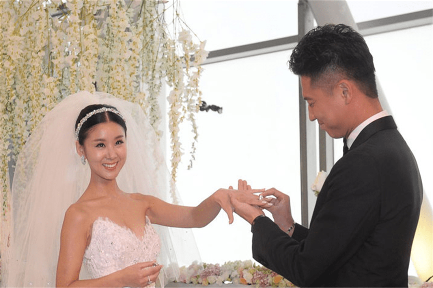 王雷和妻子李小萌,相守14年恩爱不减,一家3口幸福得让人羡慕_孩子