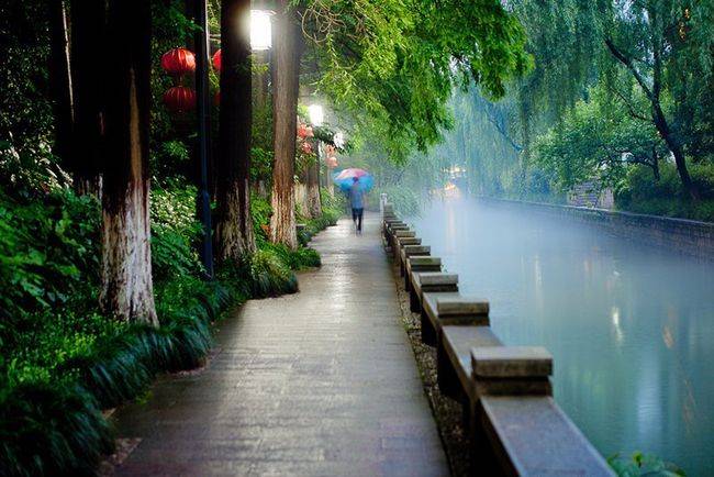 一腔汹涌沉于河底空余半壁光影在雨中招摇诗梦江南