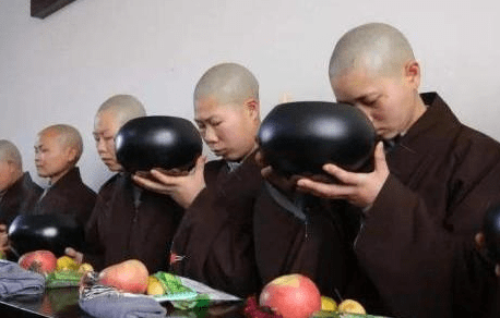 原创东北道源寺里全是尼姑每日只吃一顿饭不收香火钱不设功德箱