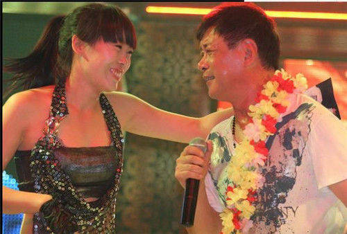 1983年首次严打:他因流氓罪入狱4年,后成囚歌之王,销量破千万