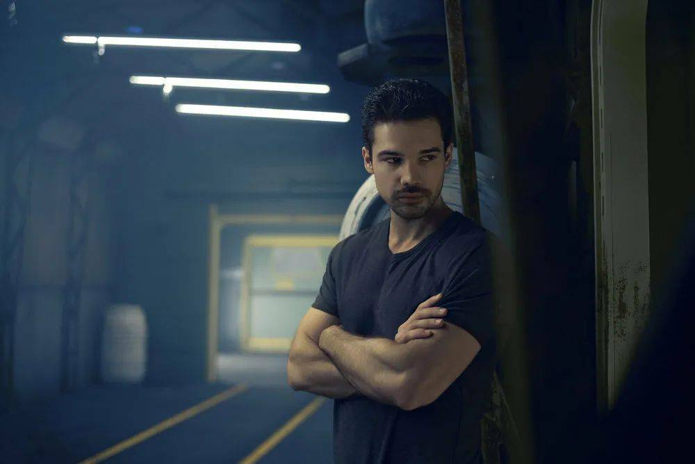 与另一名重要角色,侦探米勒(托马斯·简饰)在爱神星意外发现了人类