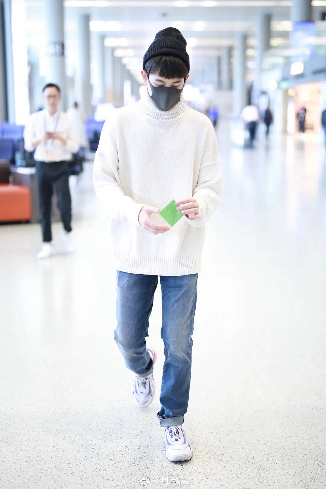 胡先煦遇粉丝送礼,全身上下写着拒绝,像极了过年拒收红包的自己