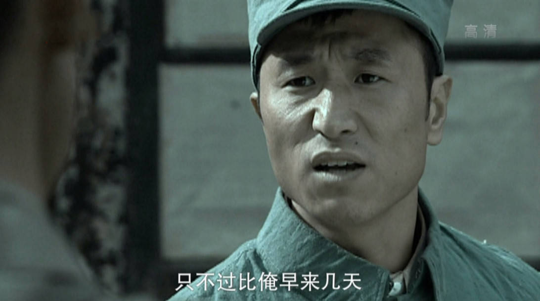 在《亮剑》中另一位警卫员是段鹏,段鹏的扮演者是张笑君,相比于张桐来