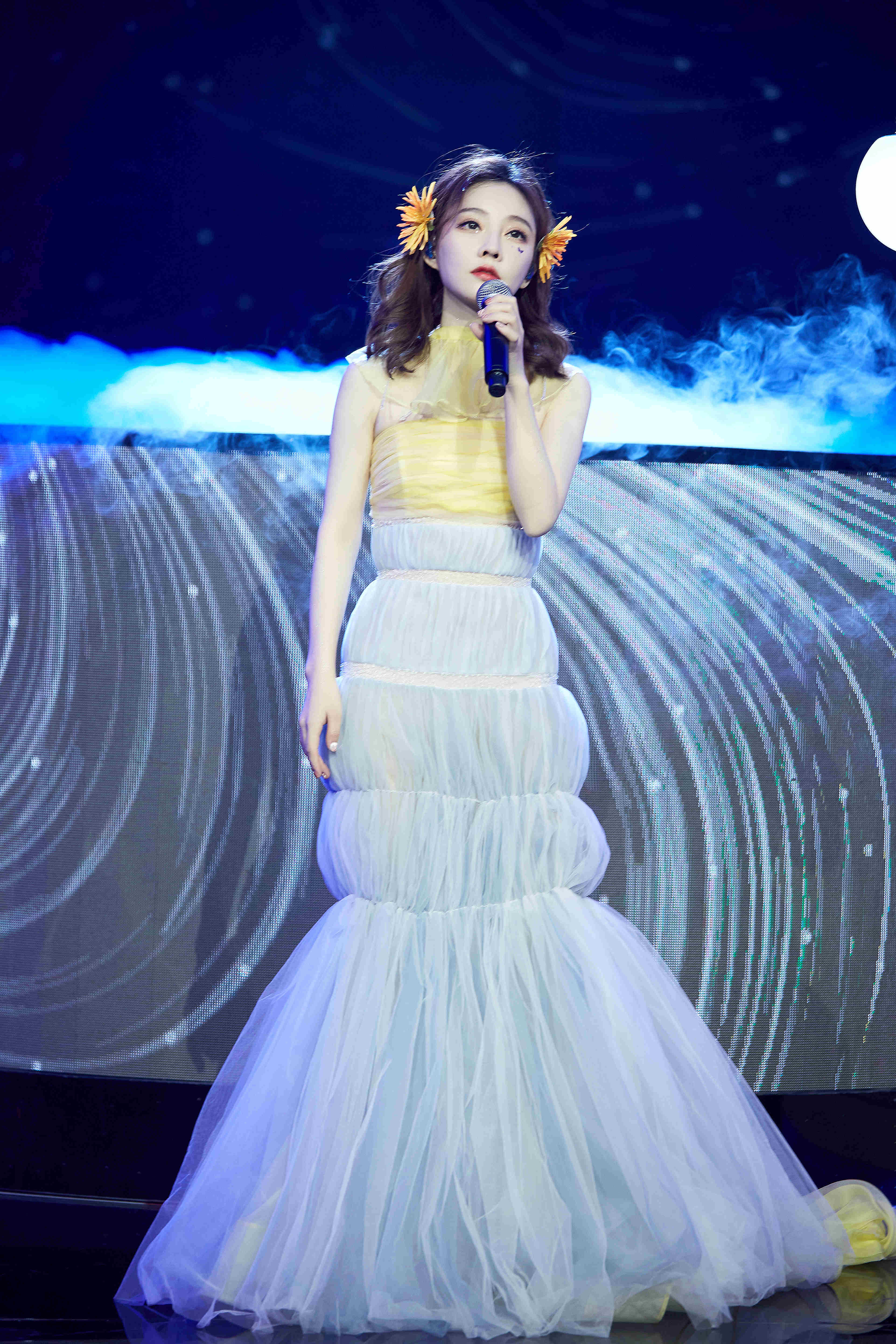 冯提莫生日会全开麦惊艳全场新歌光首唱引期待