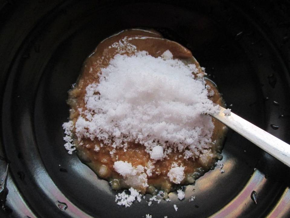 第一步:先把麻汁,豆腐乳,白糖,蚝油,盐放到一起,加入少许的水搅拌稀释