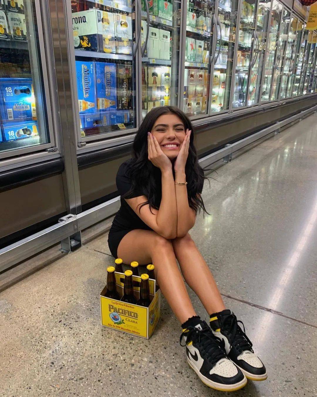 21岁的卡戴珊"私生女",满屏胸臀腿,网友直呼招架不住!_kelsey