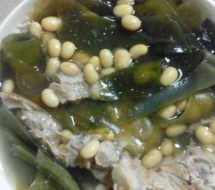 说起这道菜,其实是女性应该多吃的健康菜,黄豆海带烧排骨