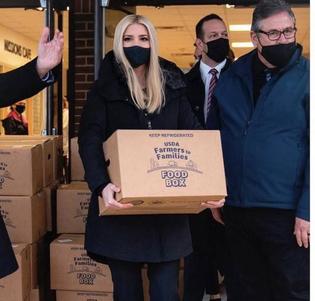 伊万卡被传入狱亲自现身做公益打破传闻一身黑衣越来越低调了