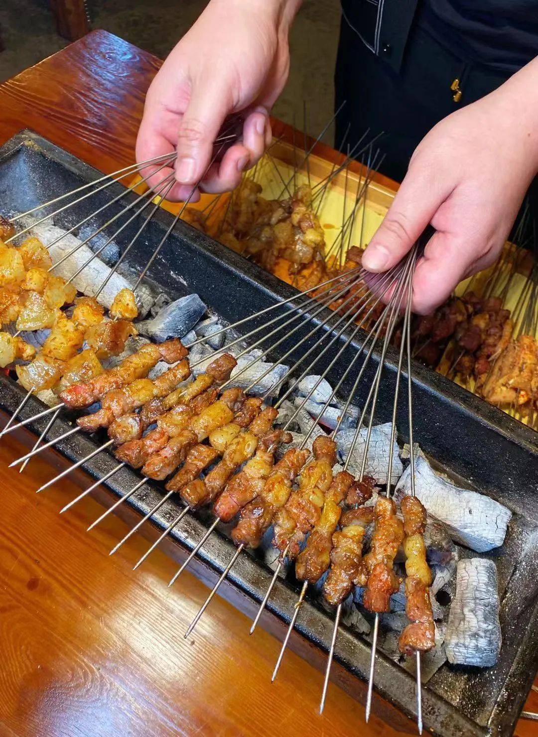 德云烧饼在长春竟然到这家吃烧烤!一天5000串明星都到打卡