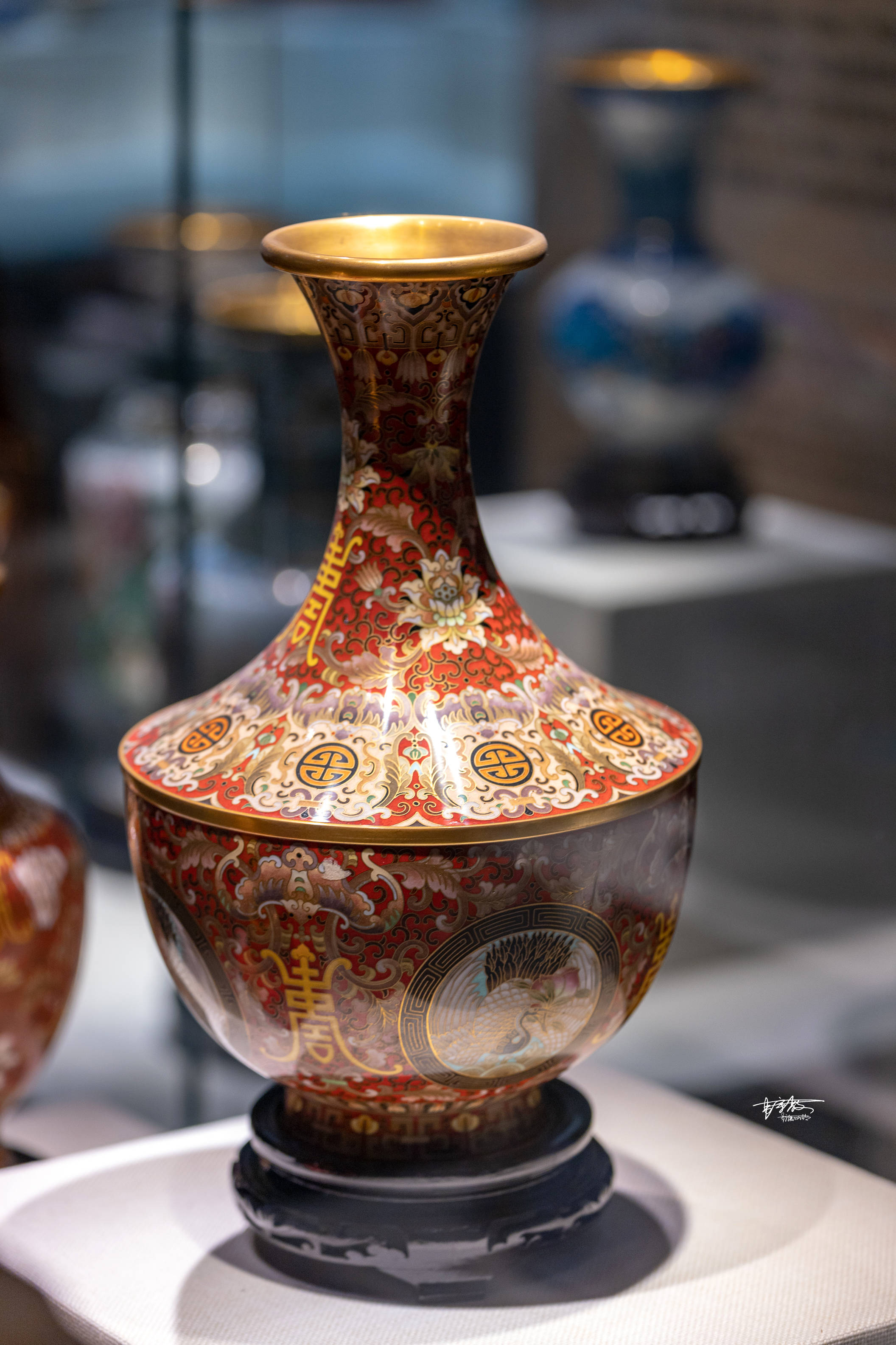 艺术博物馆参观时,馆长介绍,景泰蓝又称"铜胎掐丝珐琅",俗名"珐蓝","