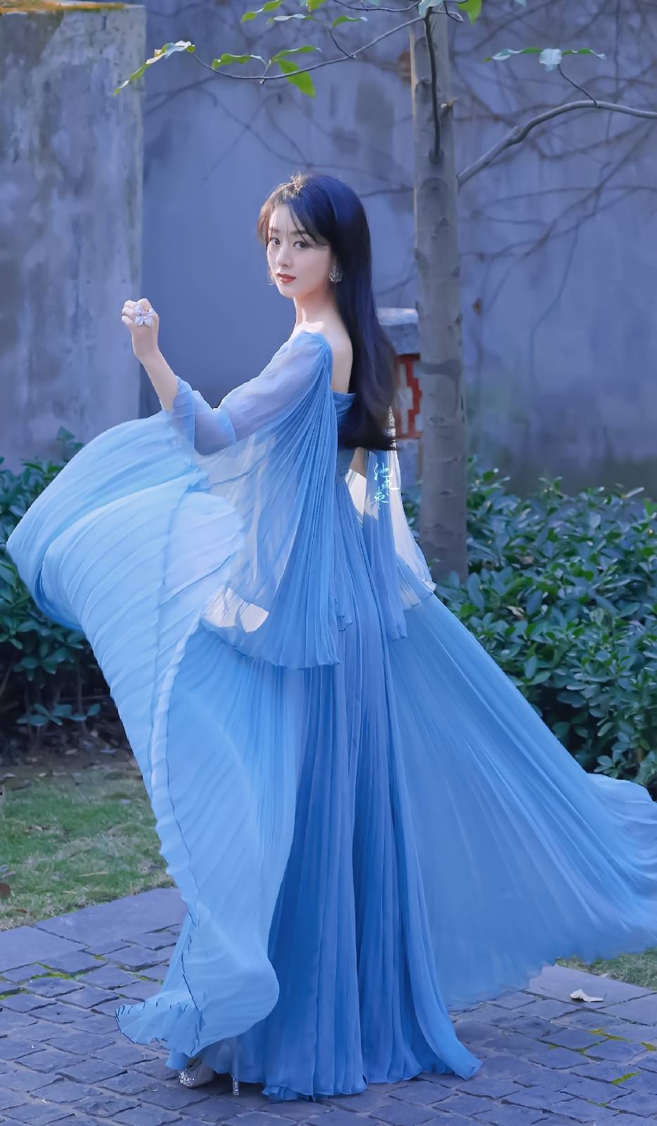 气质越来越好的赵丽颖一次活动也挑战了三种不同的造型,天蓝色的方领