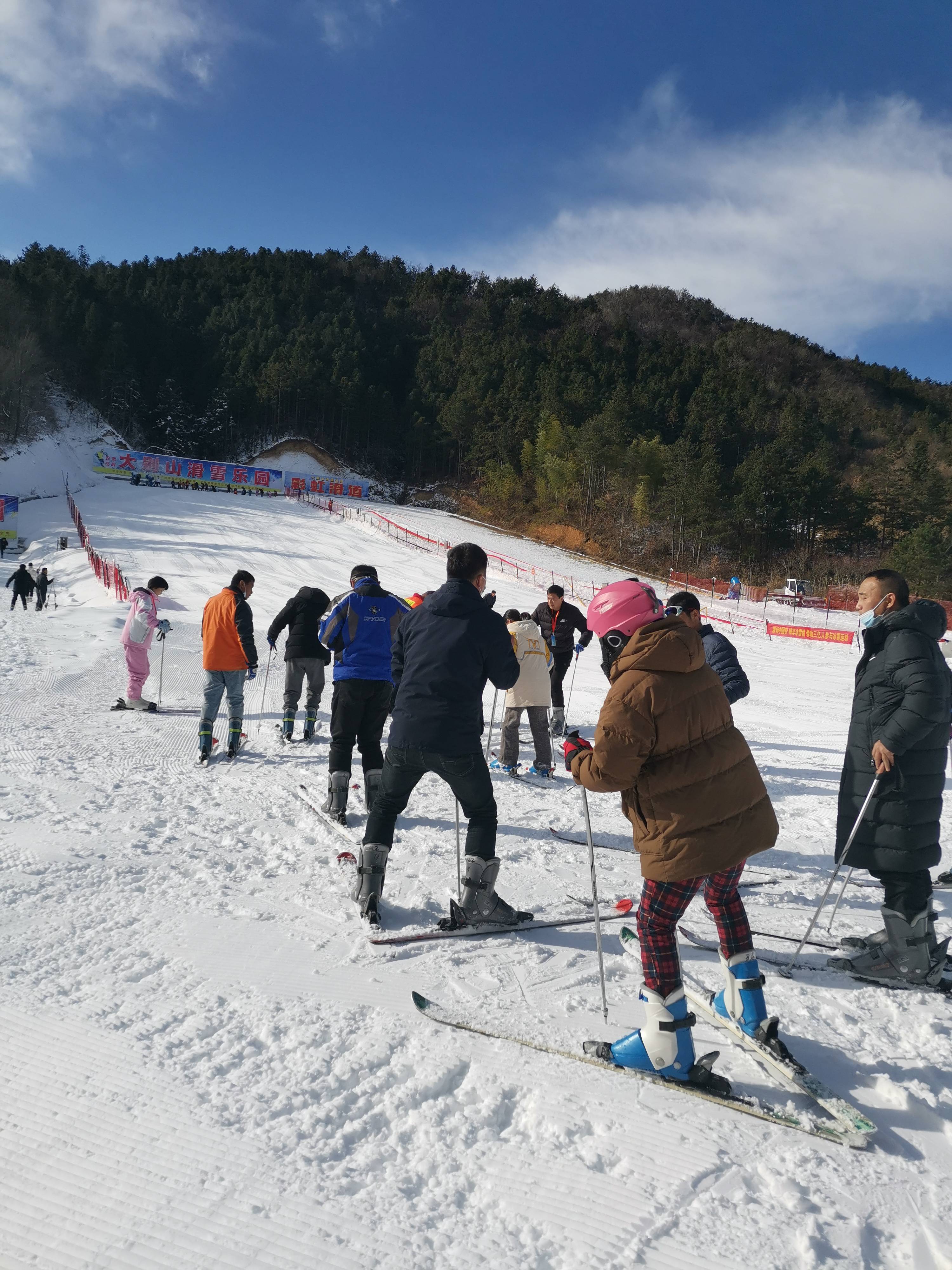 安徽省第三届群众冬季雪上项目普及推广活动在岳西县大别山滑雪乐园