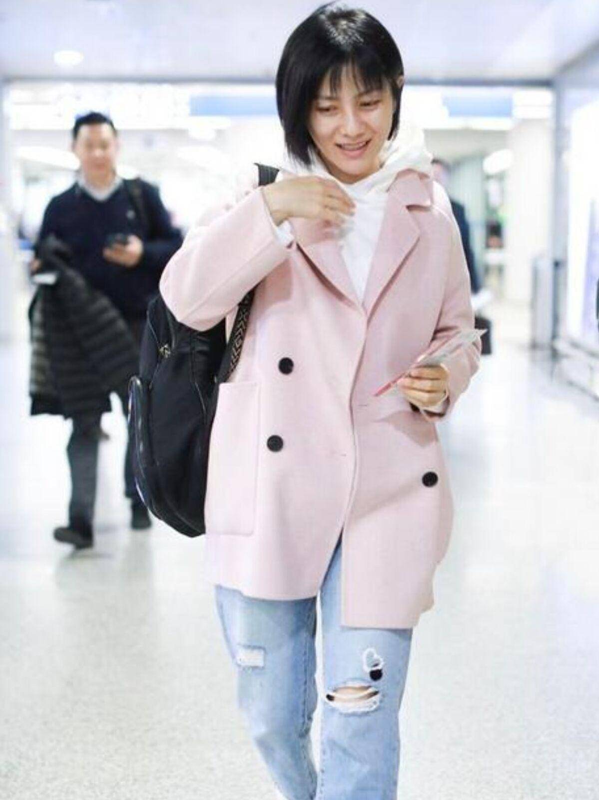 胡可真的超自信,一身粉色大衣搭配牛仔裤素颜走机场,减龄时髦