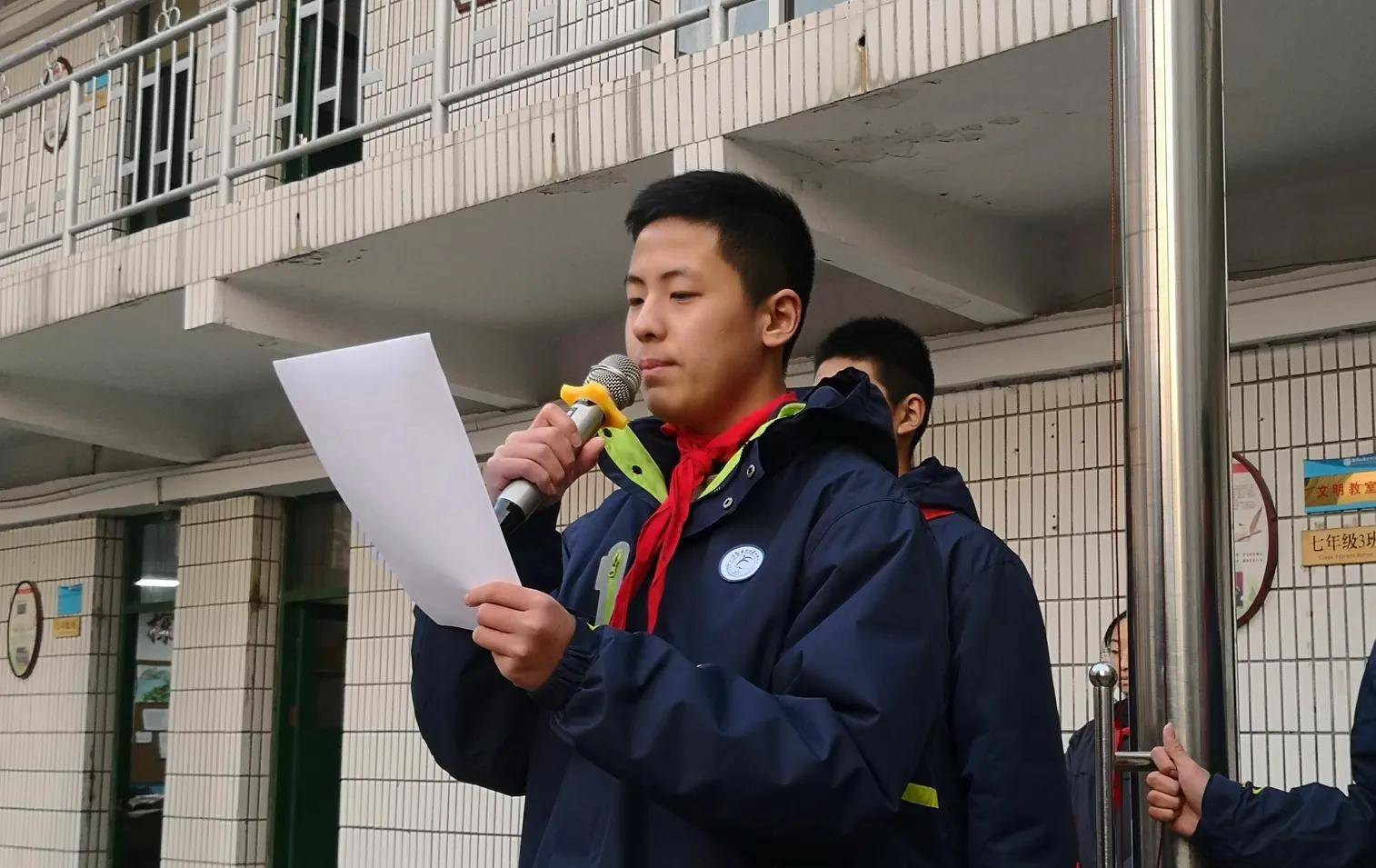 徐州36中学初中部为张晴焜举行颁奖仪式 学科技先锋做智慧少年