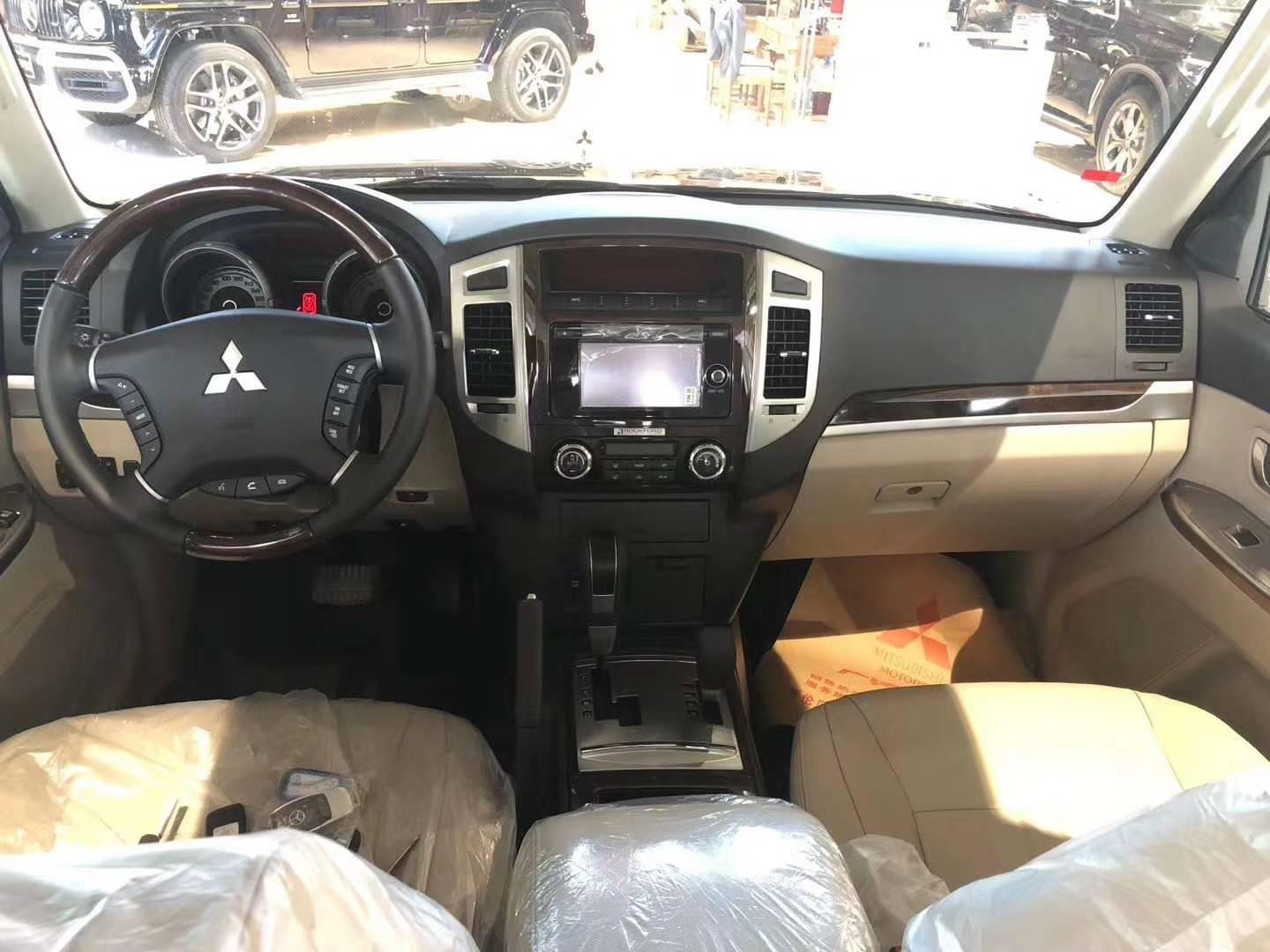 顶配三菱帕杰罗v97山猫越野 3.8l配置实降_车身