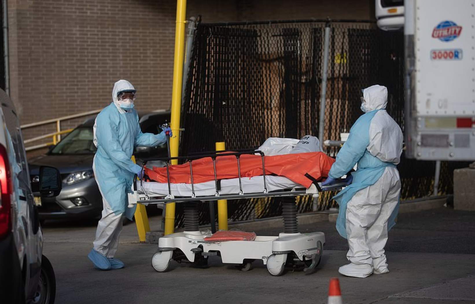 美国疫情彻底失控一天新增超40万人30多万人死亡却没人负责