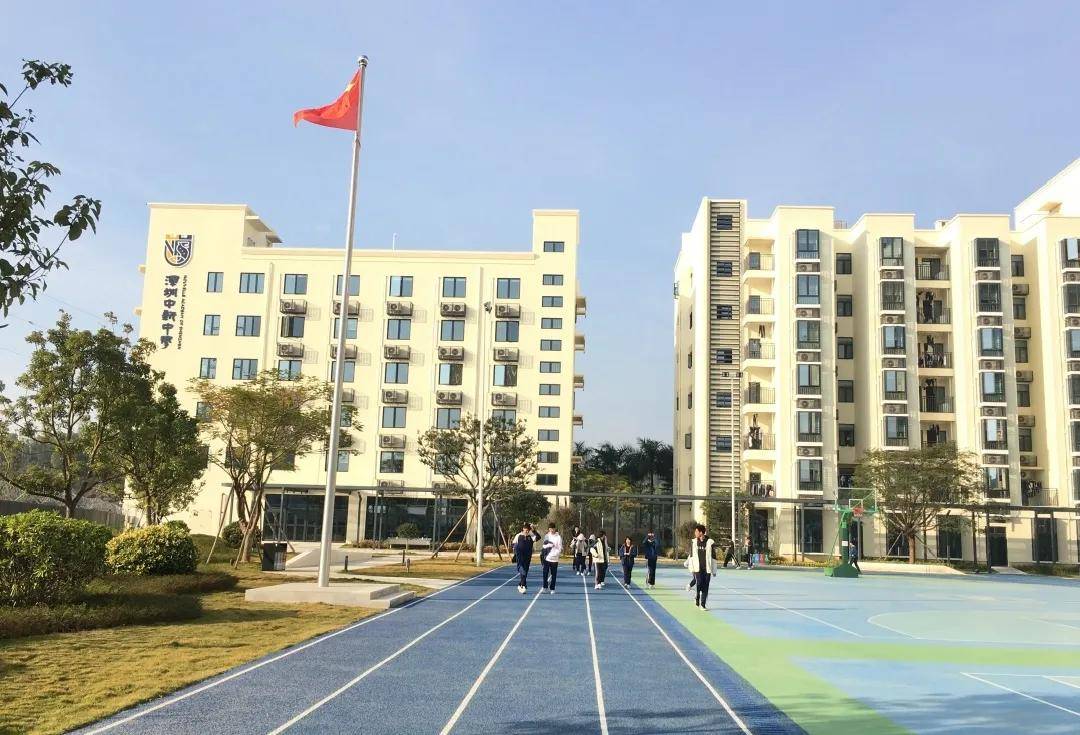 深圳中新中学举行"感受冬至,暖在中新"主题升旗仪式