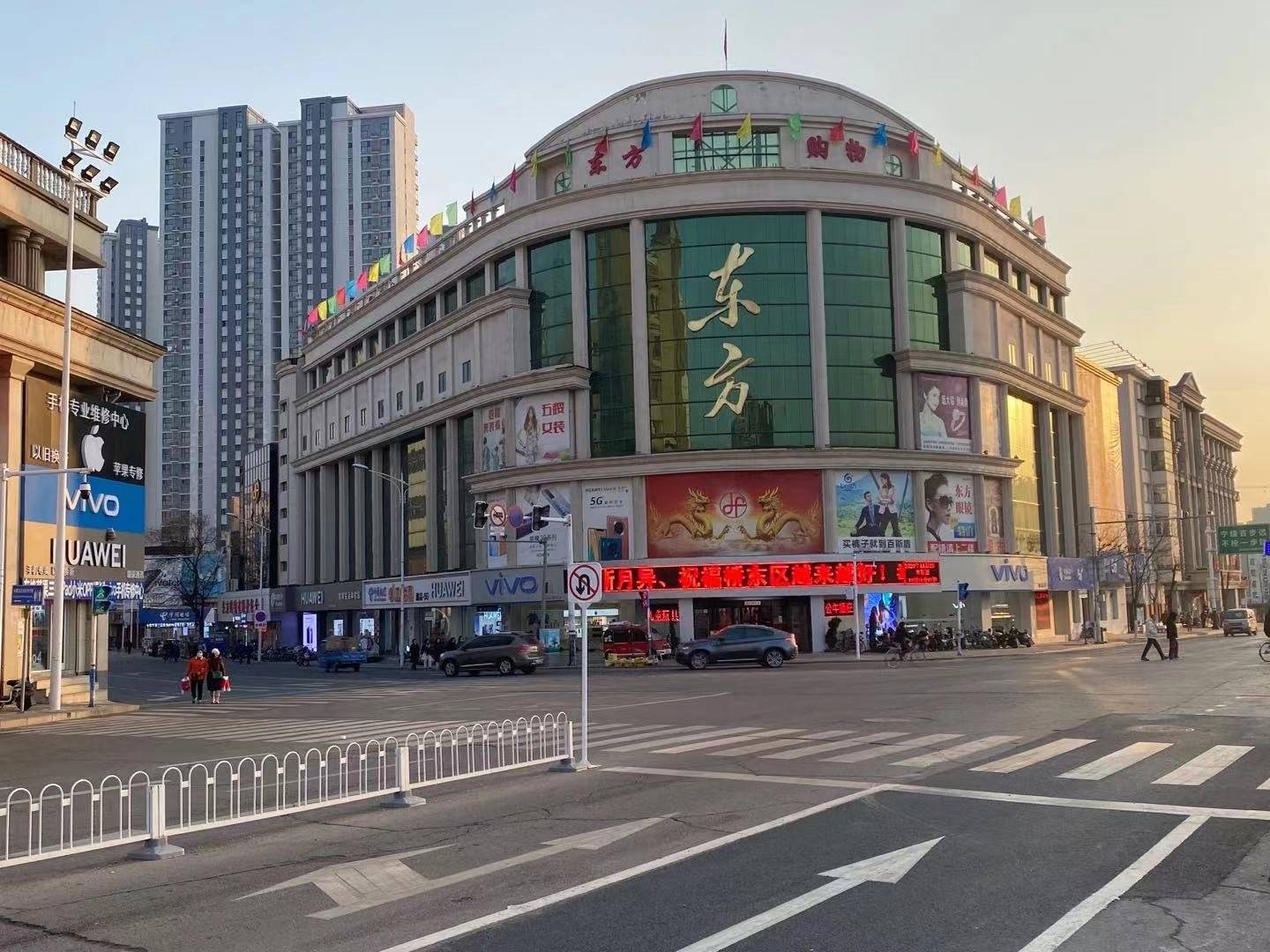 出生90后的小编,虽然没有见证过老怡安街的繁荣,但是小时候与武城街