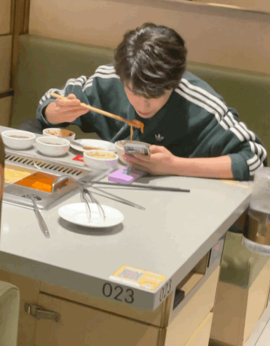 名副其实的干饭人,丁禹兮吃个火锅都能上热搜,不愧是公认的帅哥