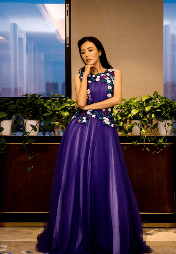 曾黎罕见画烟熏妆,看着还带着一种风尘感,气质都变得俗气了