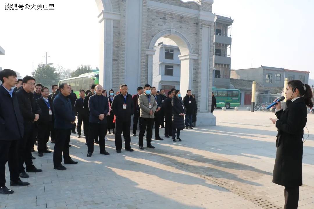 在立诚中学提升改造项目现场,县人大视察组参观了藏书楼,习仲勋学堂