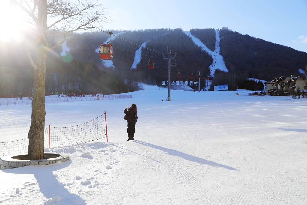 亞布力滑雪旅遊度假區(滑雪場)距哈爾濱市200公里左右,距離雪鄉100