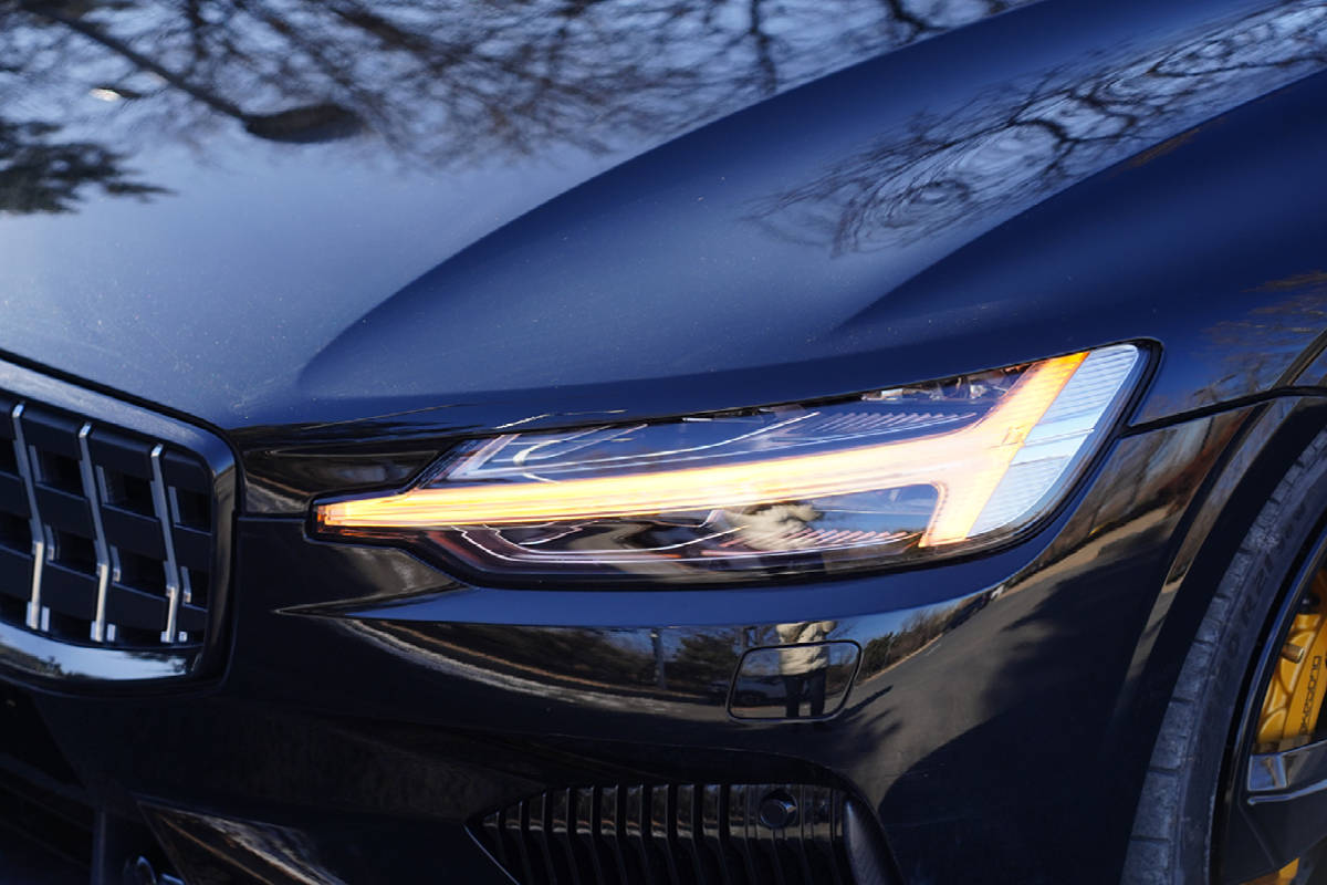 雷神之锤大灯相信大家都不陌生了,扁平的车头与大灯造型极为相称.