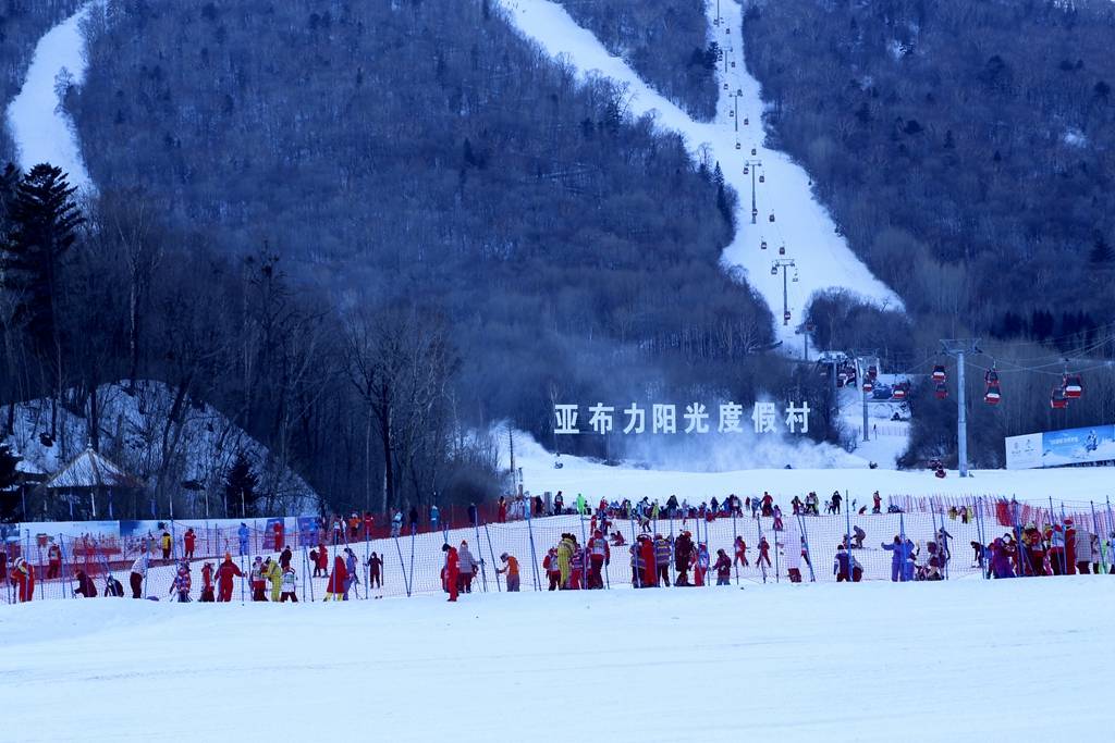 亞布力滑雪旅遊度假區(滑雪場)距哈爾濱市200公里左右,距離雪鄉100