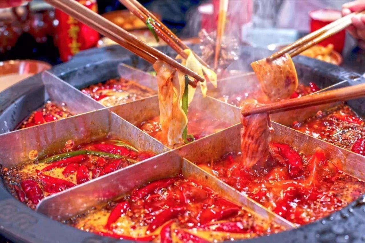 确实吃辛辣的食物会引起长痘痘,辛辣食物可刺激雄性激素增多,过多的