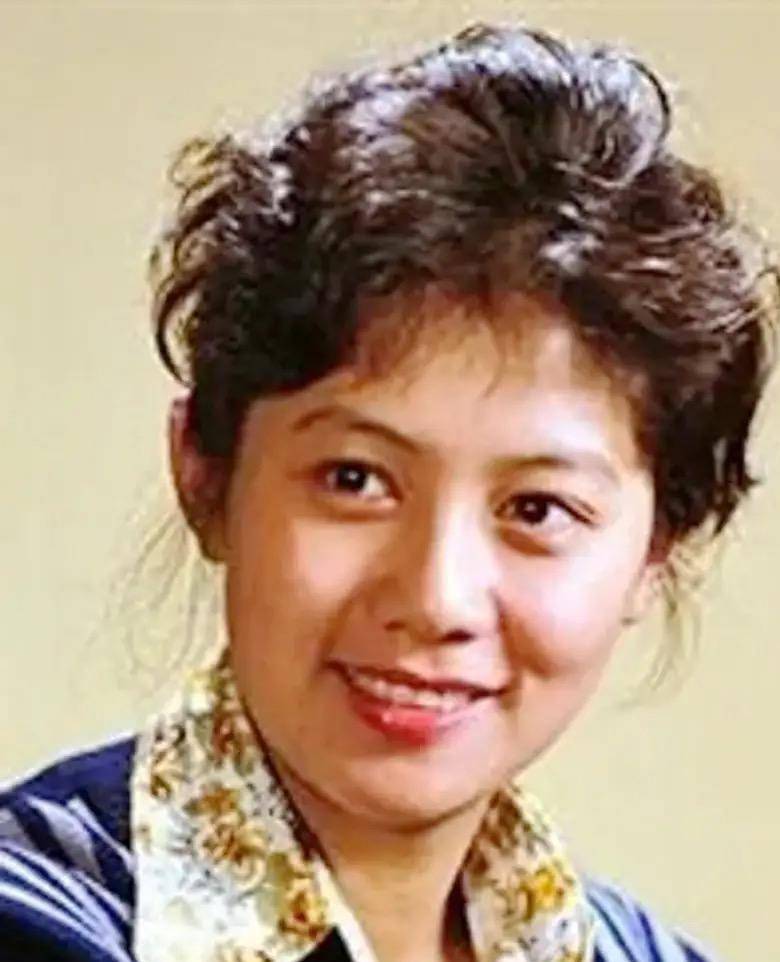 在长影厂期间,凭借优越的长相和高挑的身材成为了"厂花"级别的演员