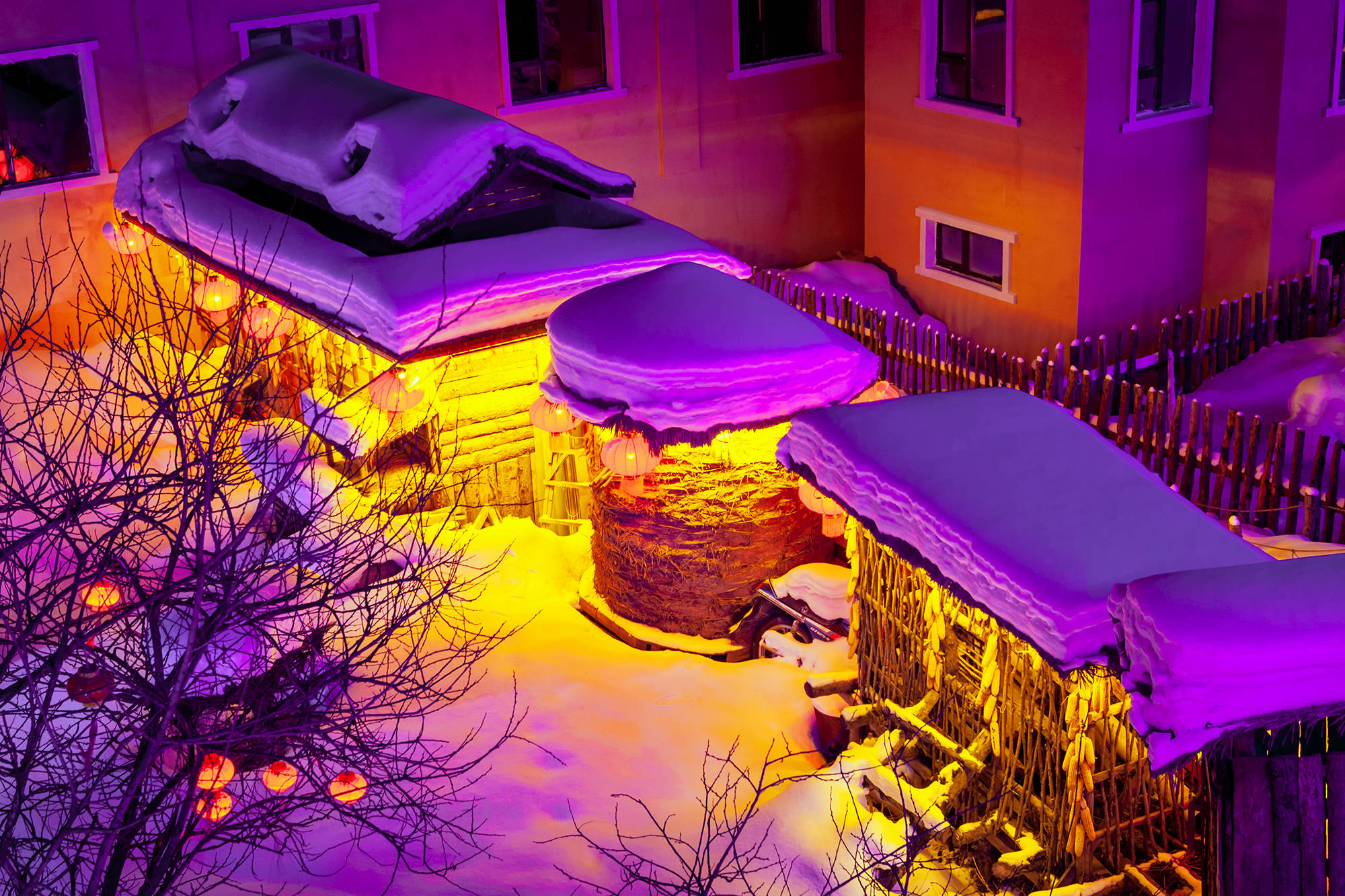 雪乡美丽夜色,雪屋在大红灯笼的照耀下,宛如仙境