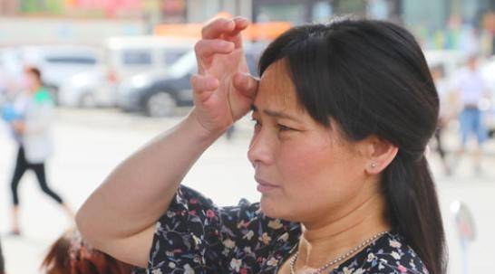 原创高考最后一科结束铃响起陪考母亲坐地而哭背后问题值得深思