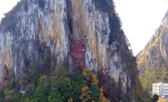 中国一藏在悬崖缝隙的寺庙，非常隐蔽和险峻，却有众多游客前往
