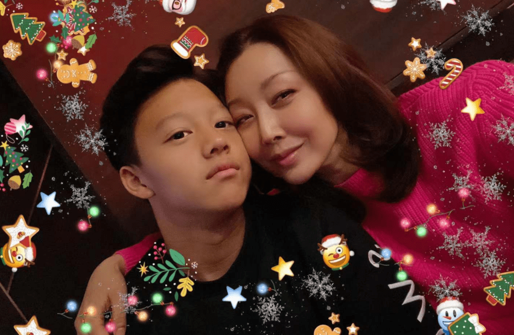 孙悦跟儿子贴脸合影,48岁素颜还有胶原蛋白,像戴了张面具!