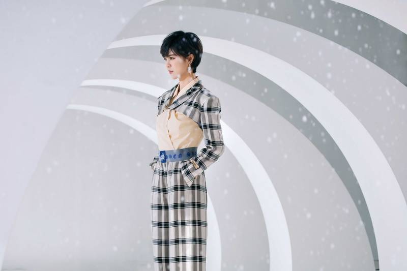 2020年,郁可唯在热门综艺《乘风破浪的姐姐》中不断突破挑战自我,跳出
