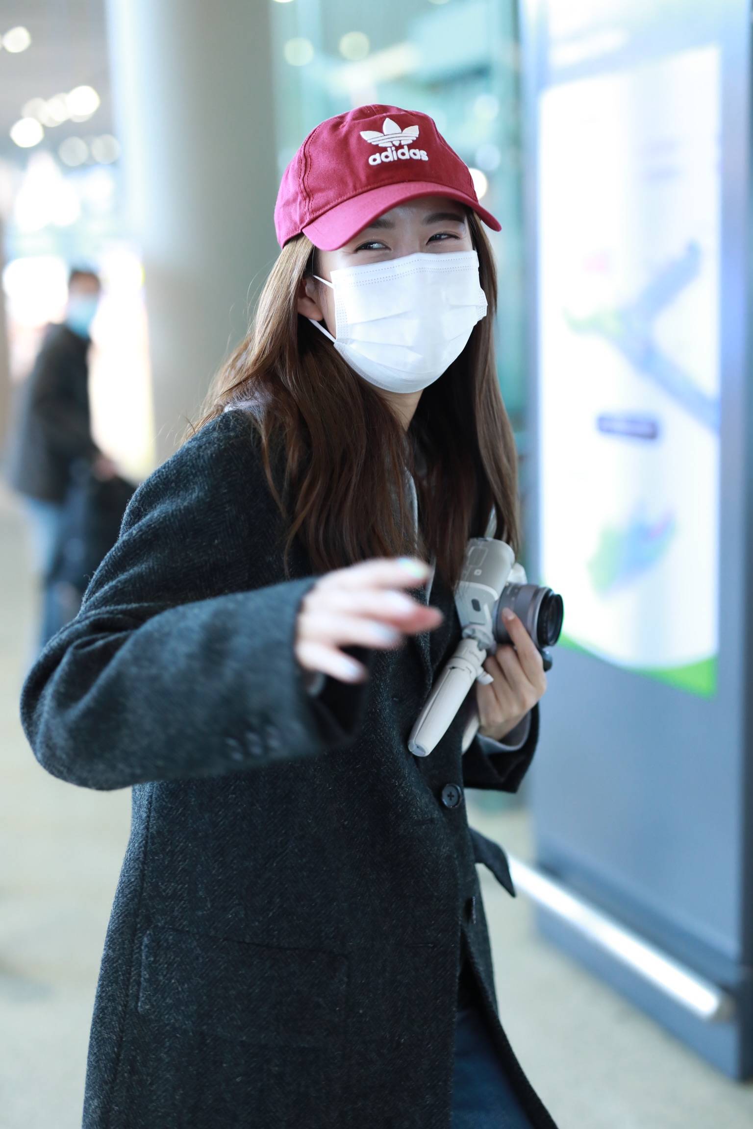 要复出?张子萱圣诞节亮相机场 大方朝镜头挥手