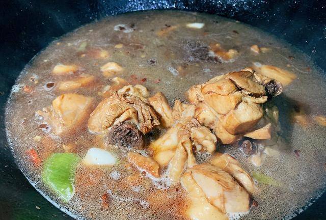 土雞肉的一百種吃法之肉嫩爽滑湯汁濃郁的香菇土豆燉雞