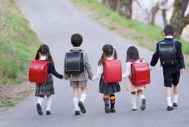 专家批判接送孩子是溺爱,引家长群起而攻之:你自己有小孩吗?