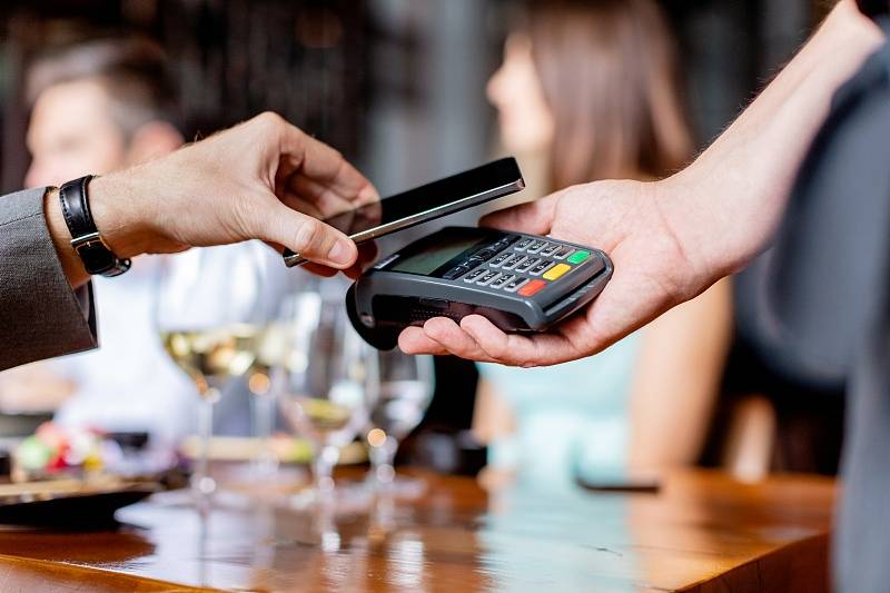 一方面,要肯定"非现金"支付的意义,加强对各类支付结算方式的宣传