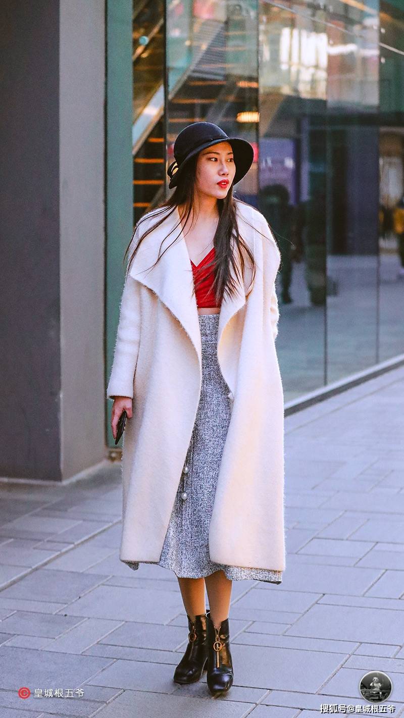 原创街拍美女们总是精心打扮自己所以她们总能紧跟时代的潮流