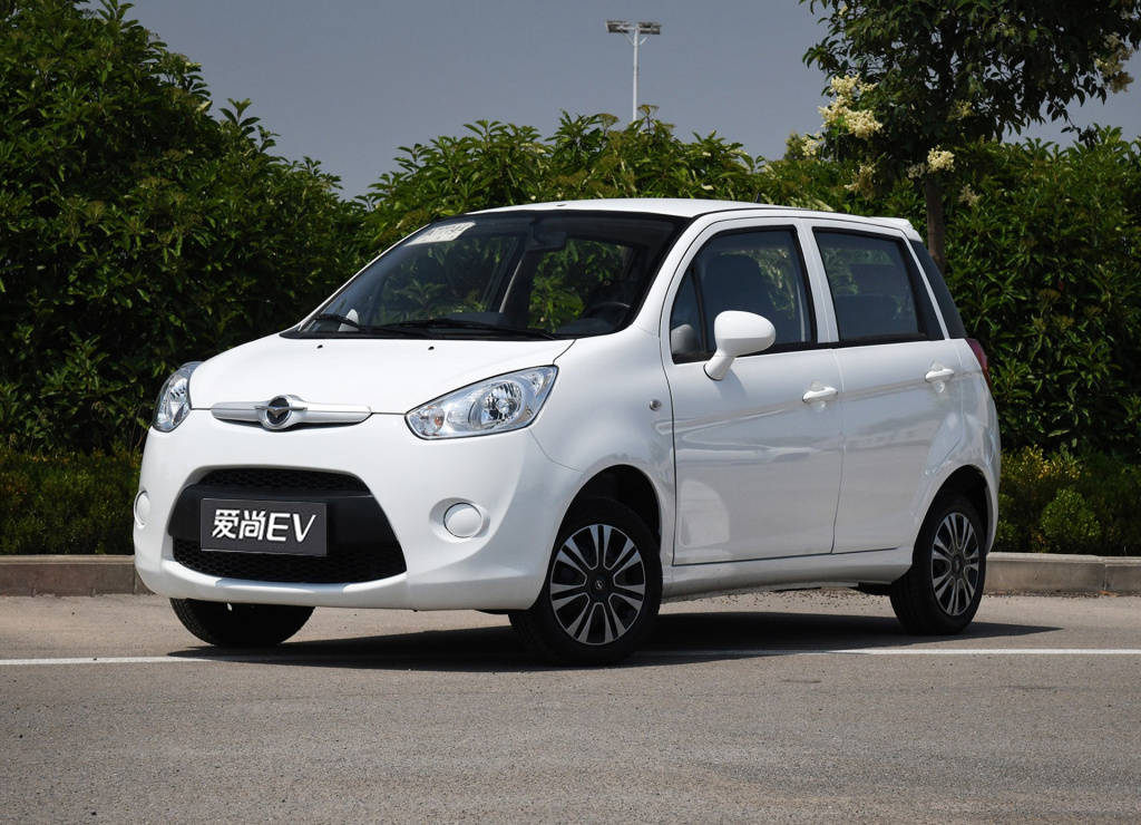 点评:在刚看到这辆海马爱尚ev不到4万的起步价的时候,还以为海马汽车